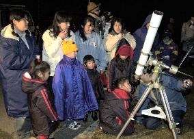Children await shooting stars of Leonid meteors